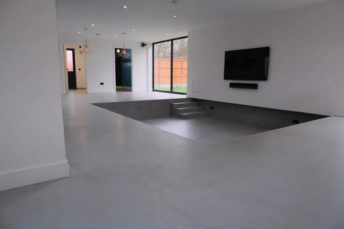 Mikrosementti: Ei kelluvaa eikä laattaa – tämä on vuoden 2025 lattiatrendi remonttiin