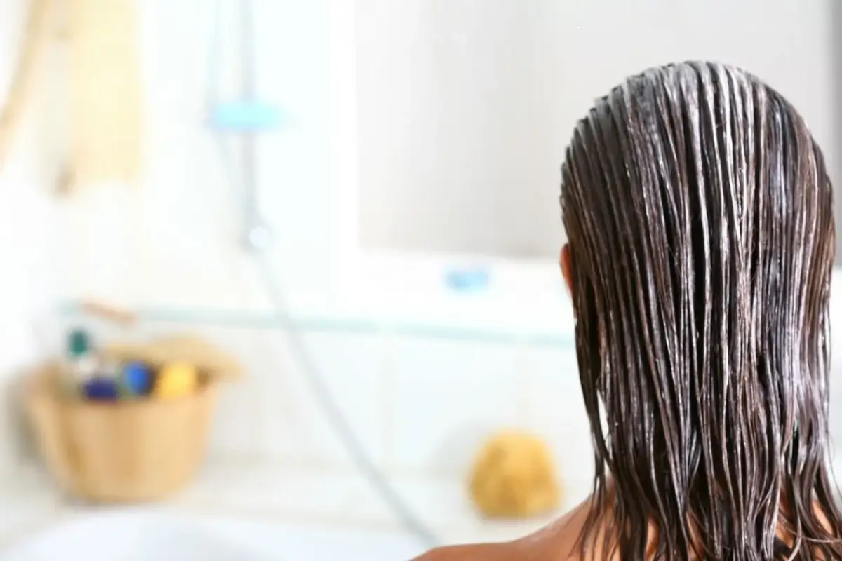 Nukkuminen märillä hiuksilla: Yleinen tapa, joka vahingoittaa enemmän kuin luulet