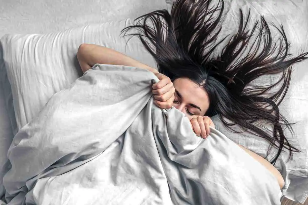 Nukkuminen märillä hiuksilla: Yleinen tapa, joka vahingoittaa enemmän kuin luulet