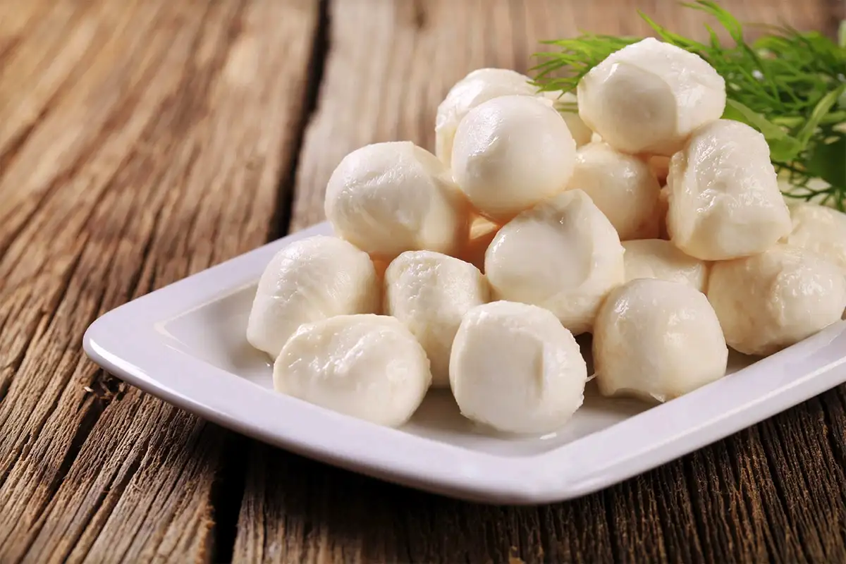 Paistetut mozzarellapallot – rapeita ulkoa, venyvää juustoa sisältä! Täydellinen resepti, joka tekee sinusta illan sankarin