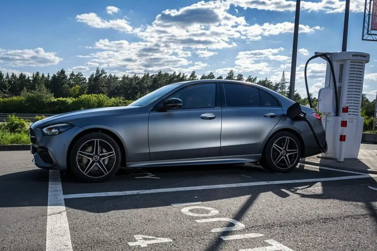 PHEV-akkujen kuluminen – Mercedes johtaa, Mitsubishi häviää: Saksalaisen tutkimuksen tulokset