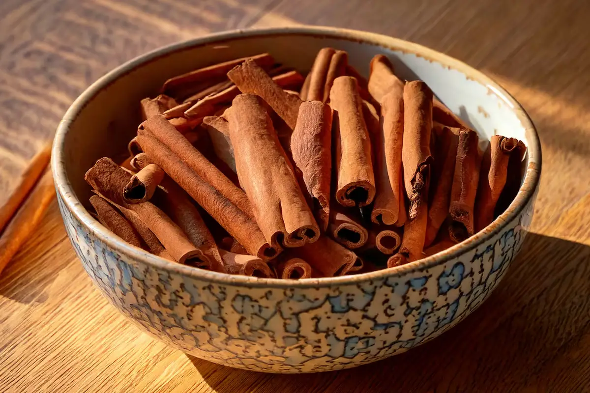 Pieni kanelipussi oven takana – näin se muuttaa koko kodin ja arjen ilman, että teet mitään muuta