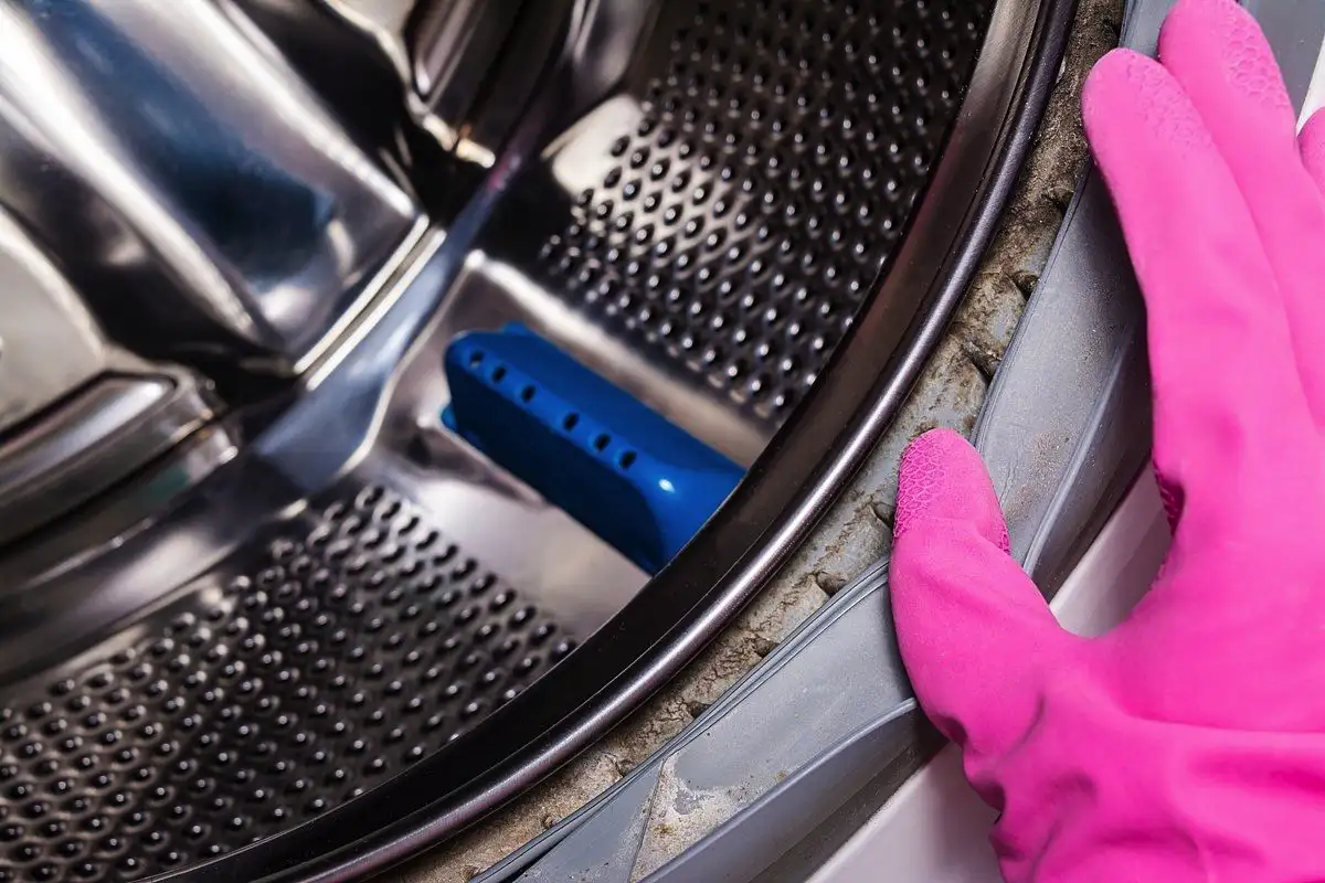 Miksi pyykin haju voi olla epämiellyttävä – 5 yleistä syytä ja toimivat ratkaisut