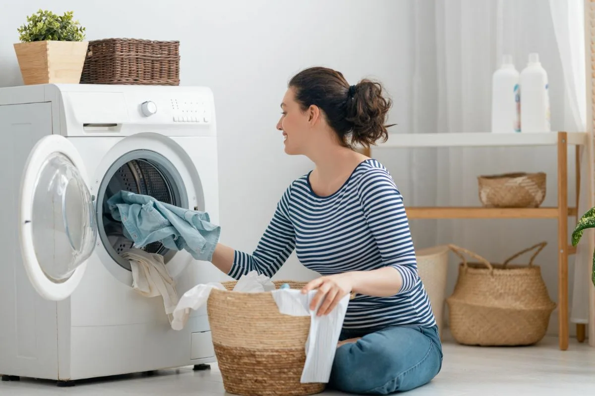 Miksi pyykin haju voi olla epämiellyttävä – 5 yleistä syytä ja toimivat ratkaisut
