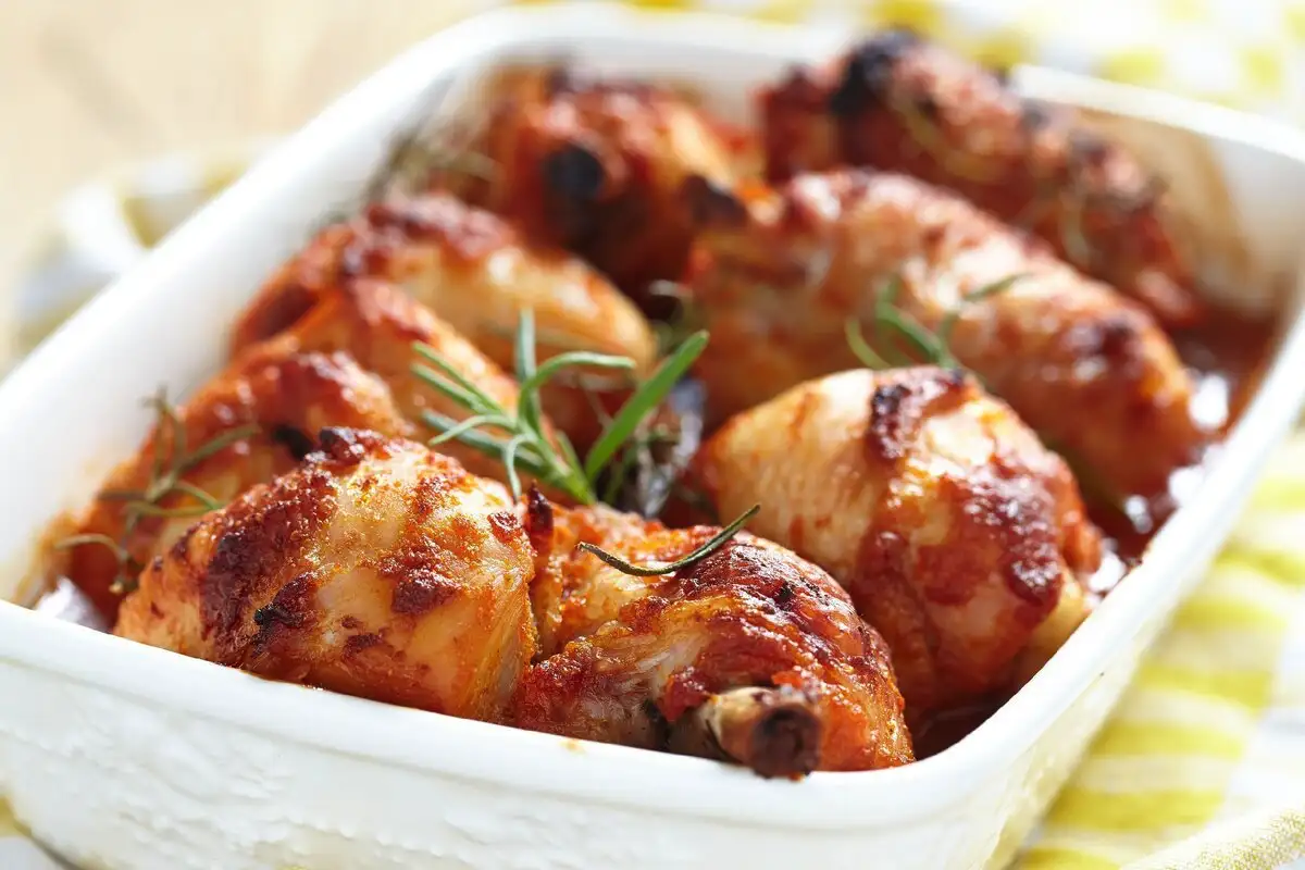 Rapeat ja mehukkaat kanan koipireidet joka kerta – tämä nerokas kylmäpannumenetelmä antaa friteerauksen maun ilman rasvaroskia ja sotkua