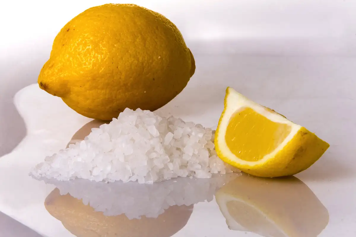 Rasvatahrat keittiöliinasta – tehokkaat kotikonstit ilman etikkaa tai ruokasoodaa