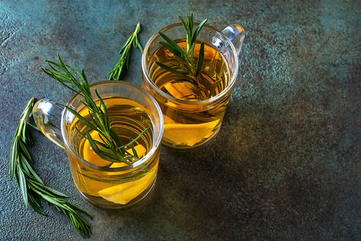 Rosmariinitee – muistin parantaminen, verensokerin hallinta ja hiusten kauneus yhdessä kupissa