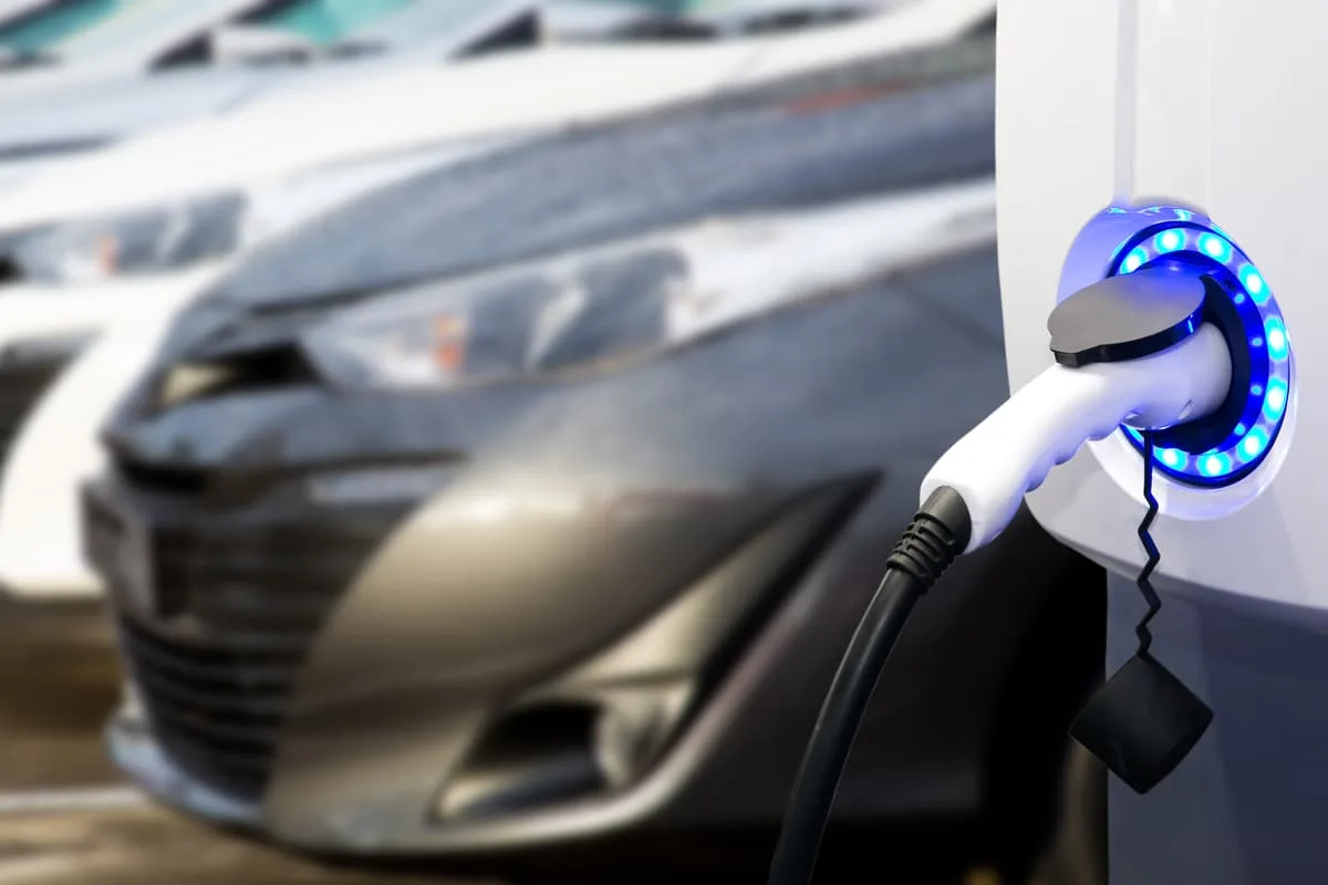 Sähköautojen korjauskustannukset: Miksi onnettomuuden jälkeen lasku voi olla jopa 24 % suurempi kuin bensakollakin?