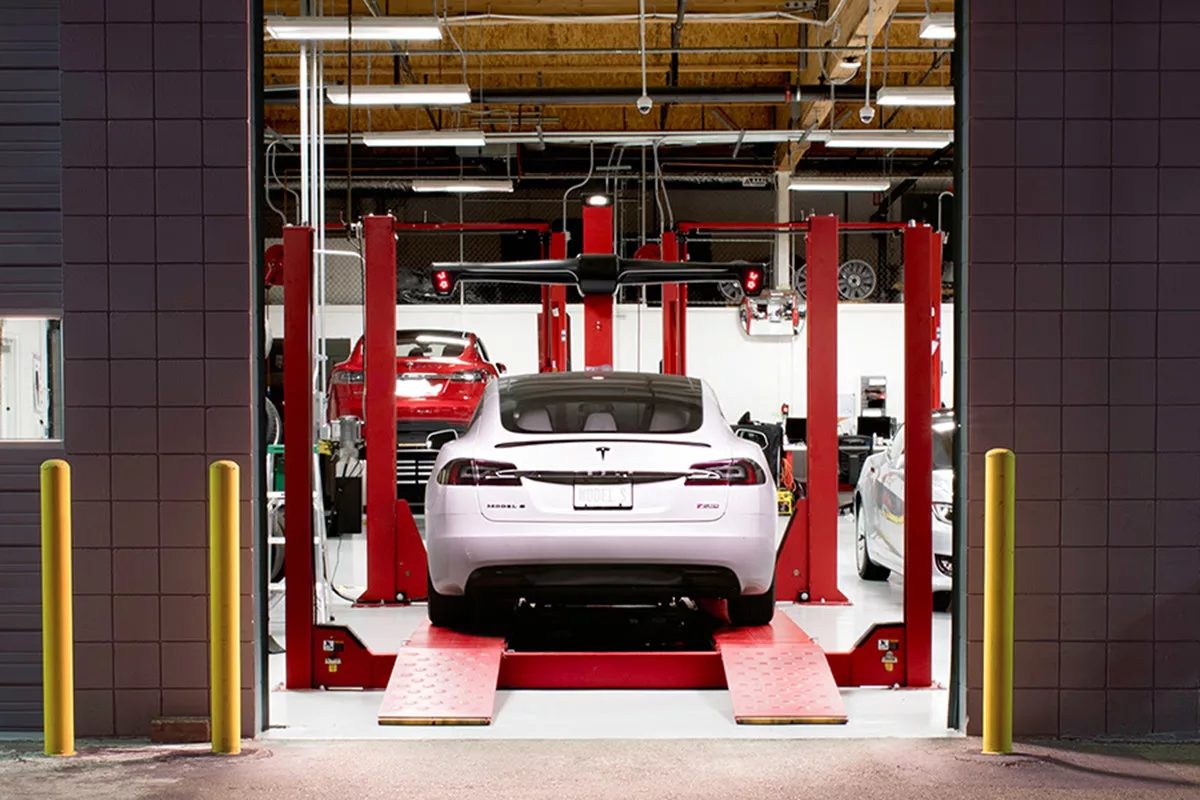 Sähköautojen korjauskustannukset: Miksi onnettomuuden jälkeen lasku voi olla jopa 24 % suurempi kuin bensakollakin?