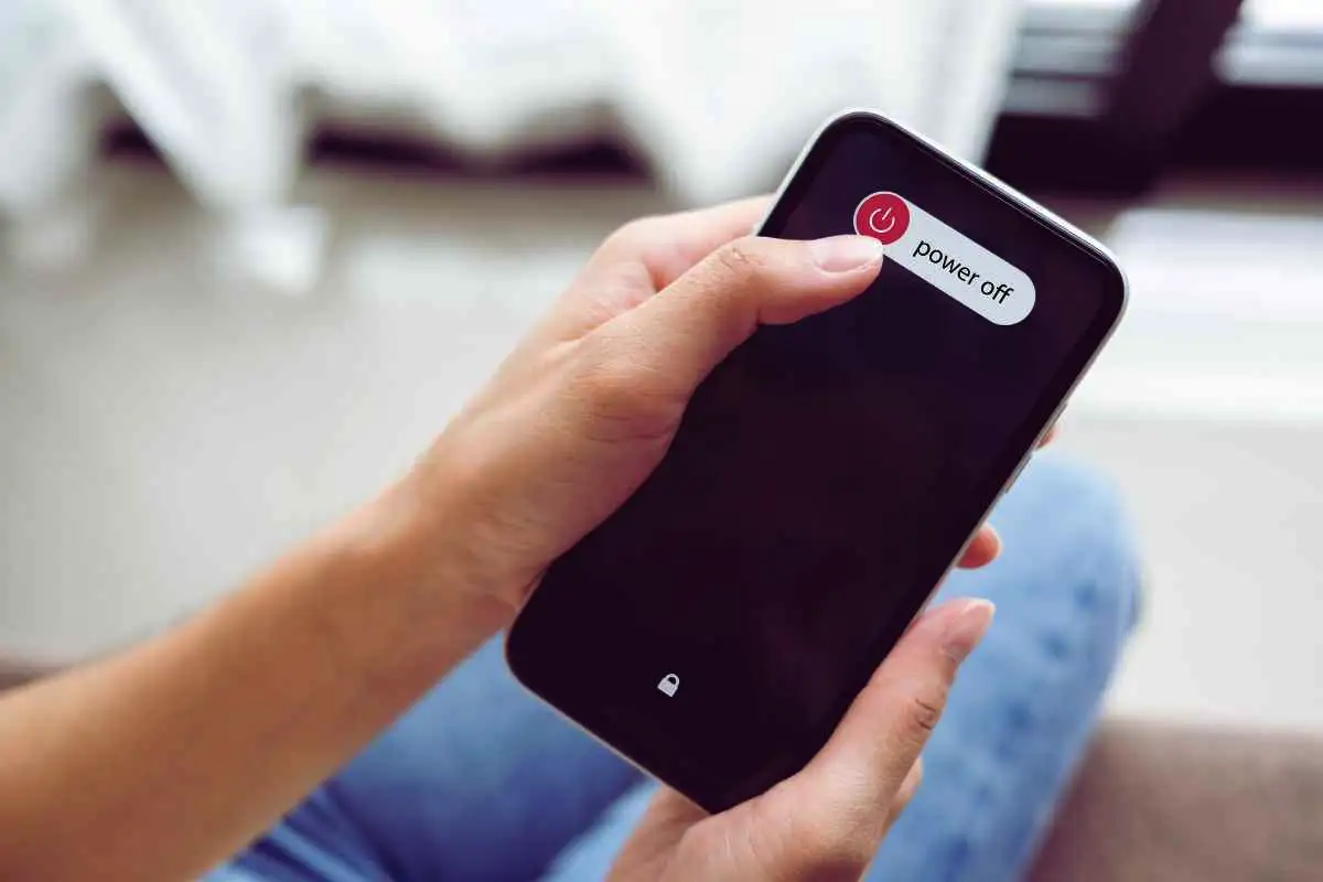 Miksi on tärkeää sammuttaa älypuhelin ainakin kerran viikossa: asiantuntijoiden selitys