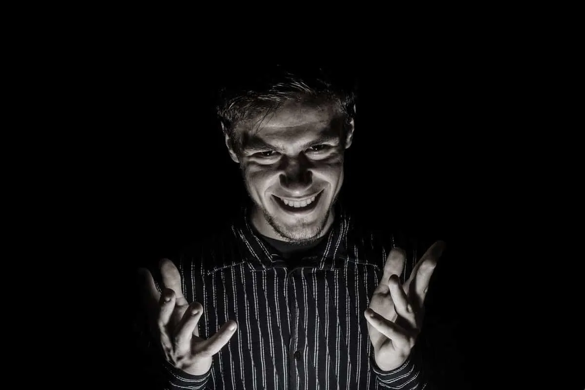 Sininen väri – psykopaattien suosikki: tutkimukset paljastavat yhteyden mielenterveyteen