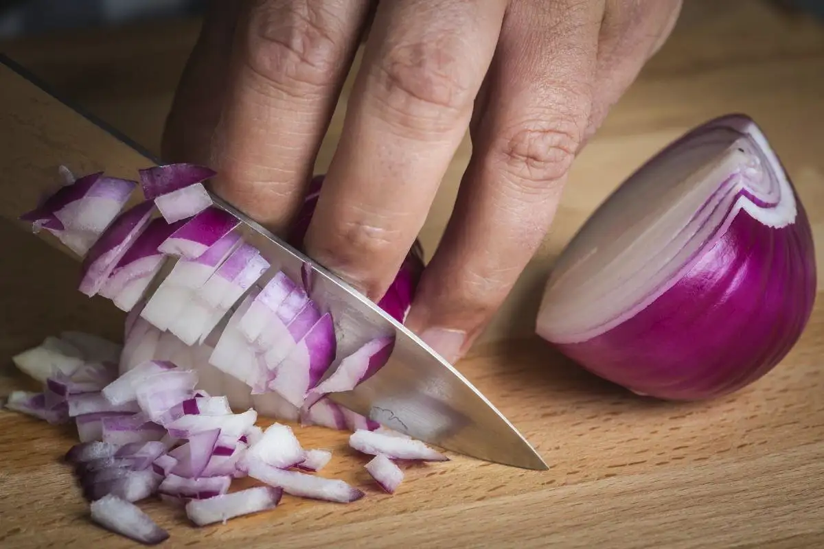 Sipulin pilkkominen ilman kyyneliä – miksi silmät vuotavat ja 7 todistettua konstia, jotka muuttavat keittiöhetkesi ikuisesti