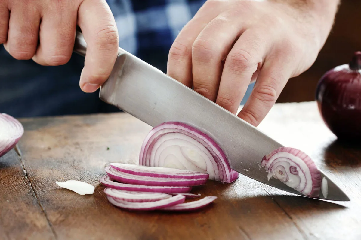 Sipulin pilkkominen ilman kyyneliä – miksi silmät vuotavat ja 7 todistettua konstia, jotka muuttavat keittiöhetkesi ikuisesti