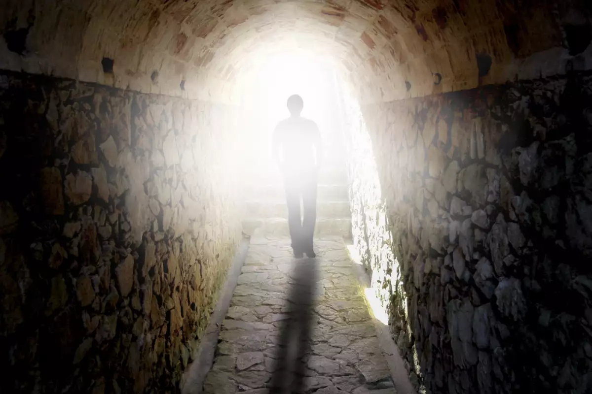 Tietoisuus ei kuole kehosi mukana – vallankumouksellinen fysiikan teoria selittää, mitä oikeasti tapahtuu kuoleman jälkeen