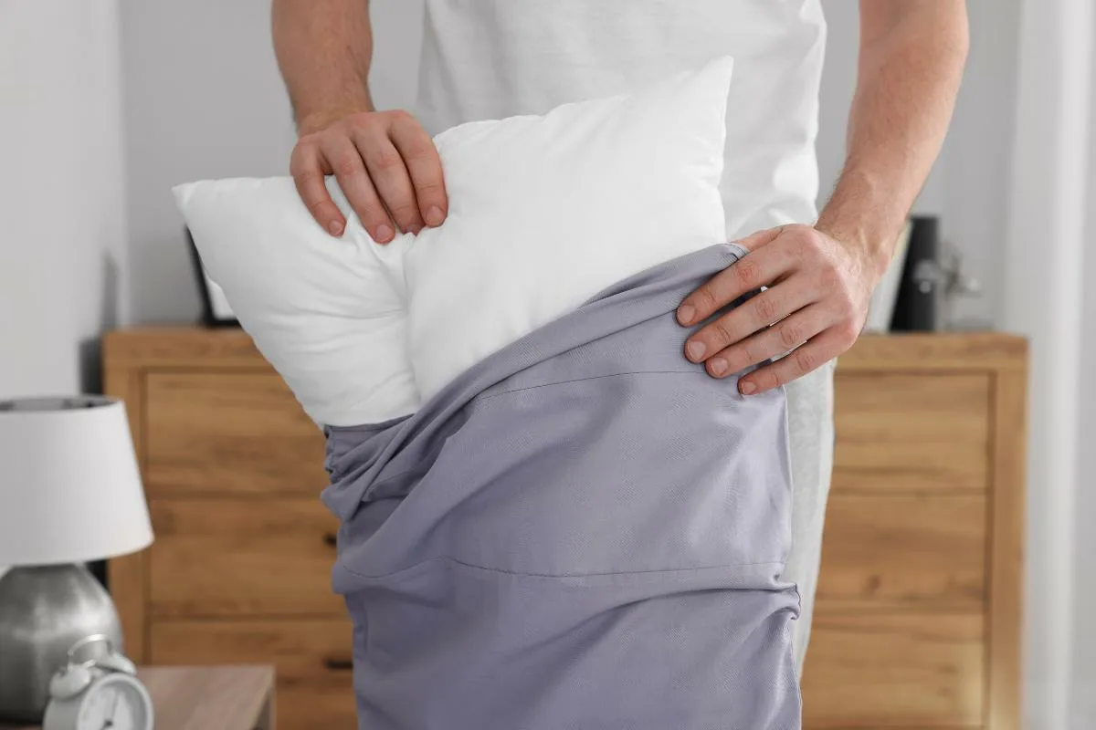 Kun huomaat tyynyn olevan täynnä keltaisia läiskiä ja tunkkaista hajua – näin saat sen jälleen täysin uudeksi alle tunnissa täysin ilmaiseksi