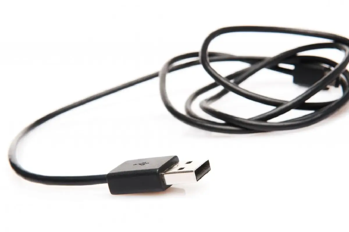 Kuinka pitkä USB kaapeli voi oikeasti olla ennen kuin lataus muuttuu tuskaisen hitaaksi ja tiedostot siirtyvät kuin 90-luvulla? Tässä tarkat metrit joka versiolle