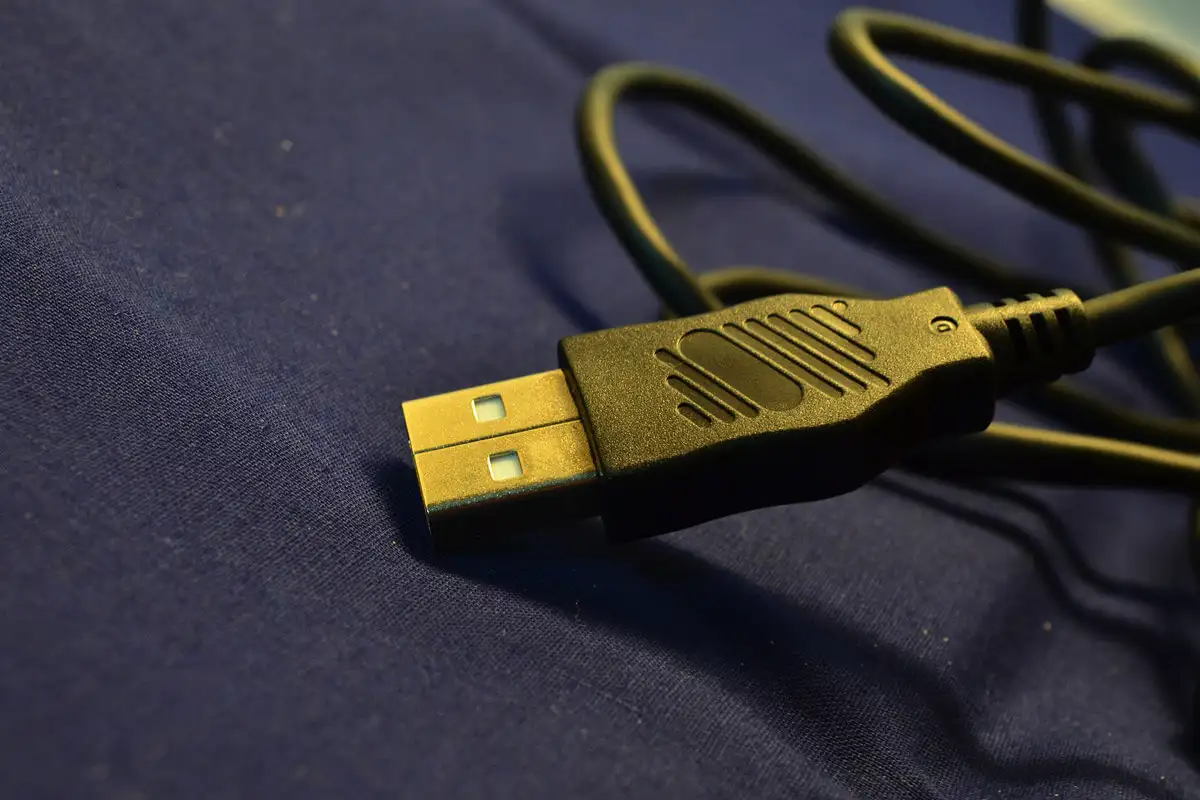 Kuinka pitkä USB kaapeli voi oikeasti olla ennen kuin lataus muuttuu tuskaisen hitaaksi ja tiedostot siirtyvät kuin 90-luvulla? Tässä tarkat metrit joka versiolle