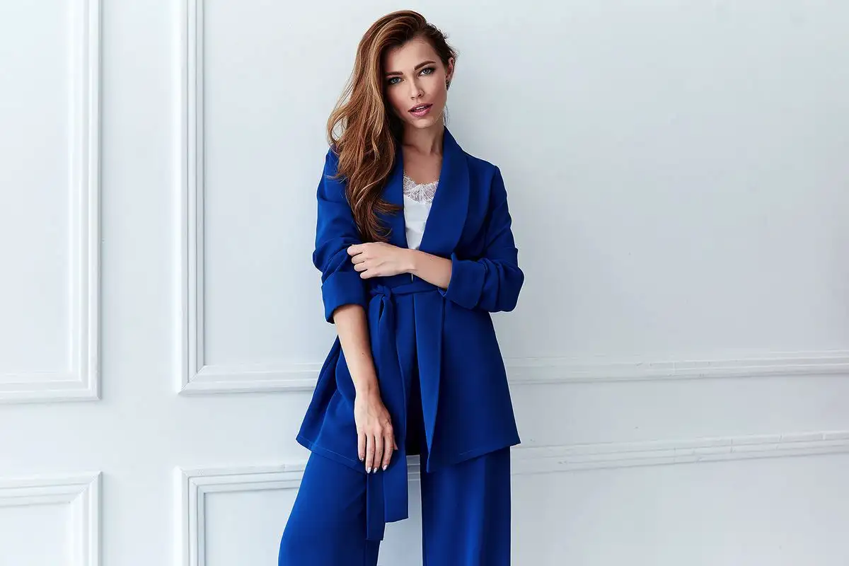 Mikä vaatteiden väri nuorentaa naista: Tyyligurut nimesivät 6 täydellistä sävyä