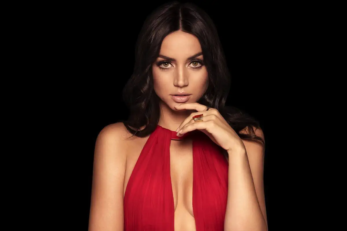 Mikä vaatteiden väri nuorentaa naista: Tyyligurut nimesivät 6 täydellistä sävyä