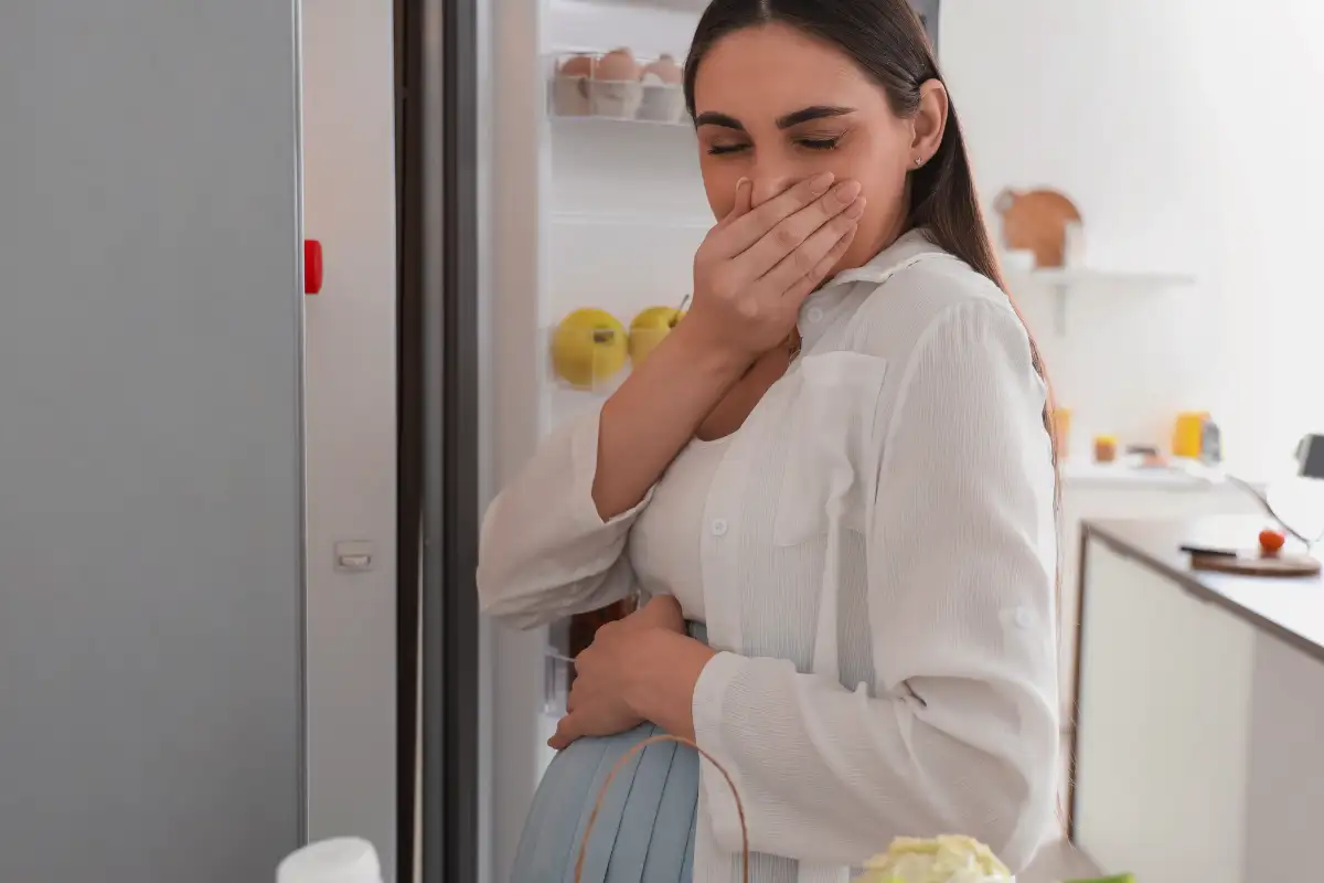 Valkoviinietikka poistaa mädän hajun jääkaapista – täydellinen askelittainen opas