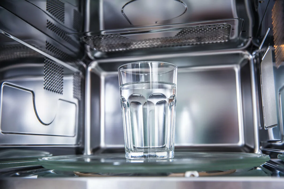 Varo ylikiehumista: miksi et pitäisi koskaan keittää vettä mikroaaltouunissa ilman erityistä varovaisuutta – ja miten vältät vakavat palovammat