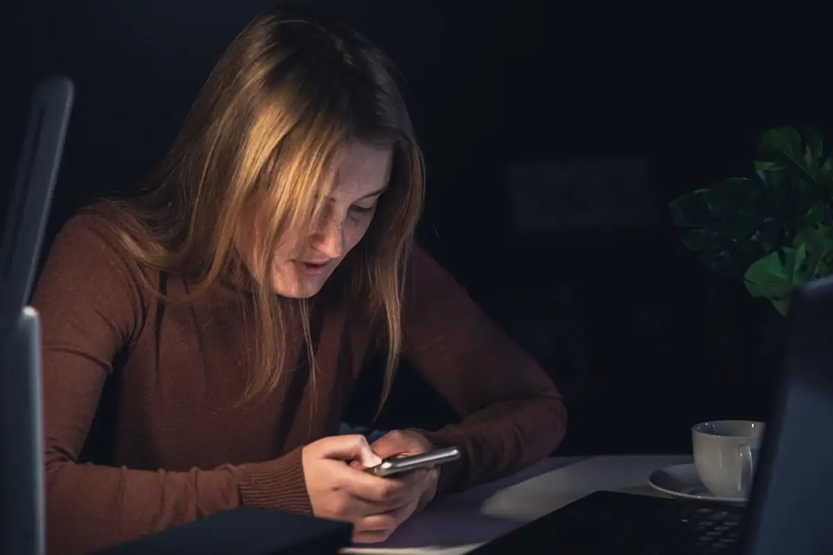 Viha-katselu – miksi ahmimme ärsyttävää sisältöä ja miten lopettaa se kokonaan?