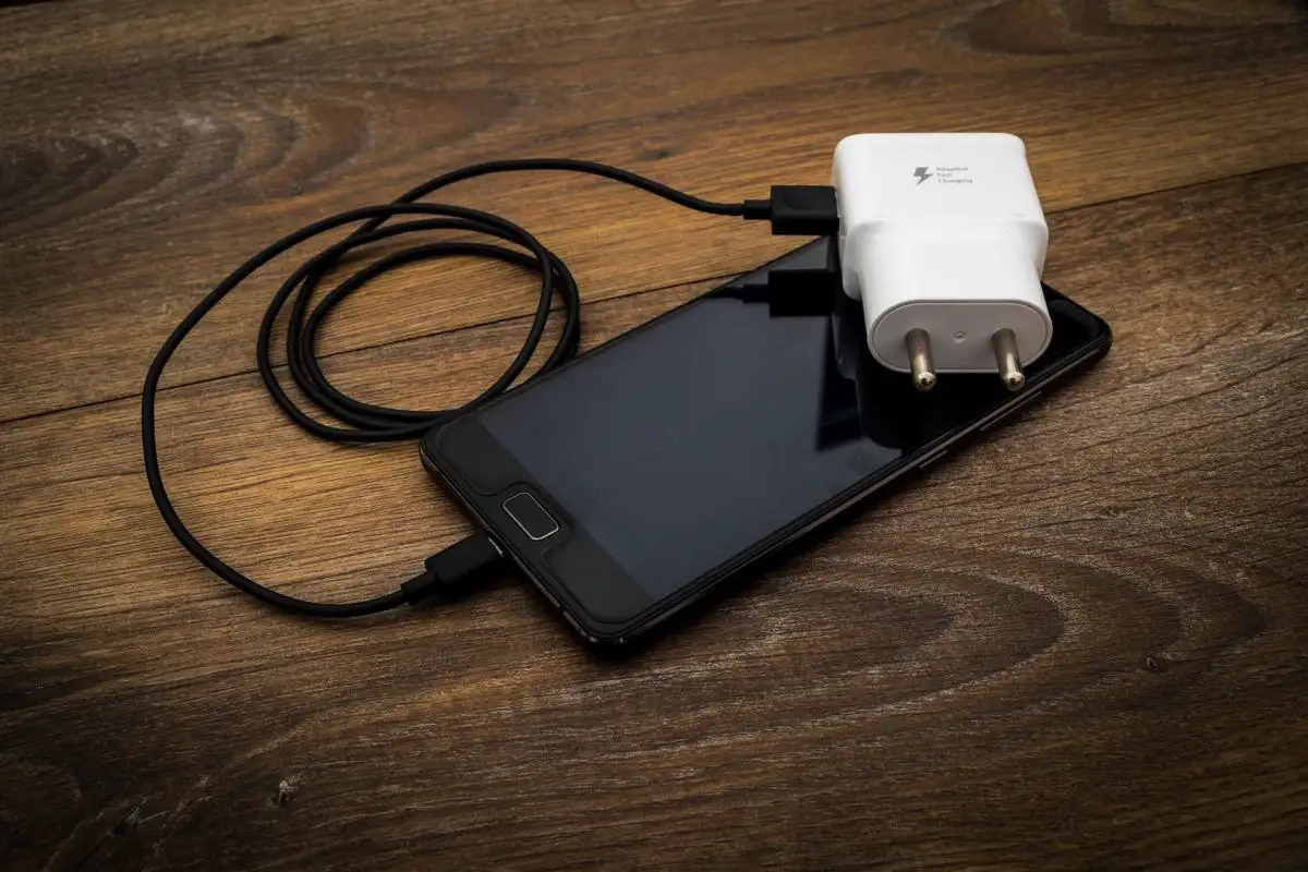 Puhelimen lataus – miksi yöaikaan lataaminen ei ole hyvä tapa ja milloin se oikeasti kannattaa tehdä