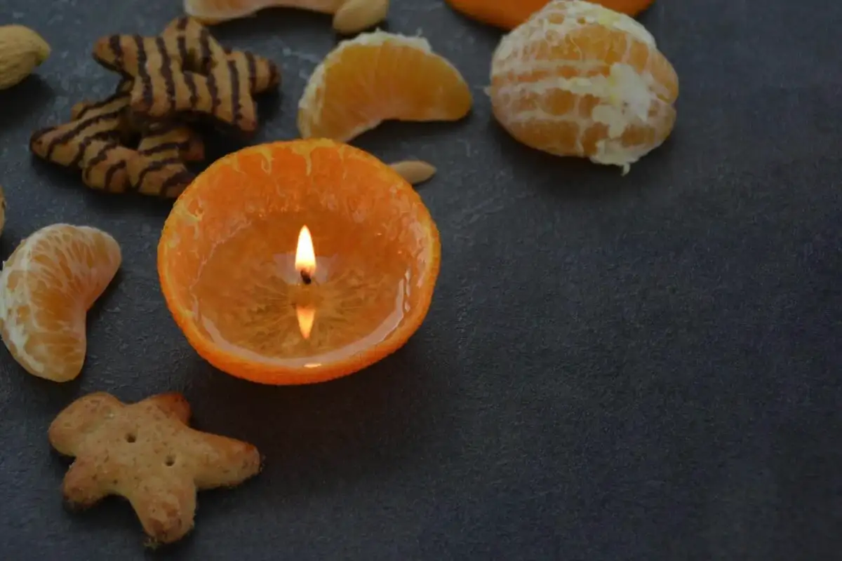 Appelsiinikynttilä oliiviöljyllä: vain kaksi ainesosaa – ja saat tunnelmallisen joulupöydän koristeen