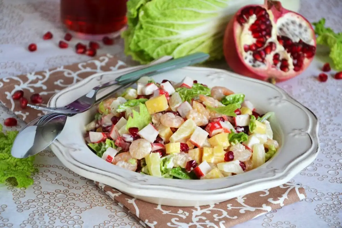 Jouluinen salaatti kiinankaalista, katkaravuista ja ananaksesta – vieraita ei voi vastustaa tätä makuyhdistelmää