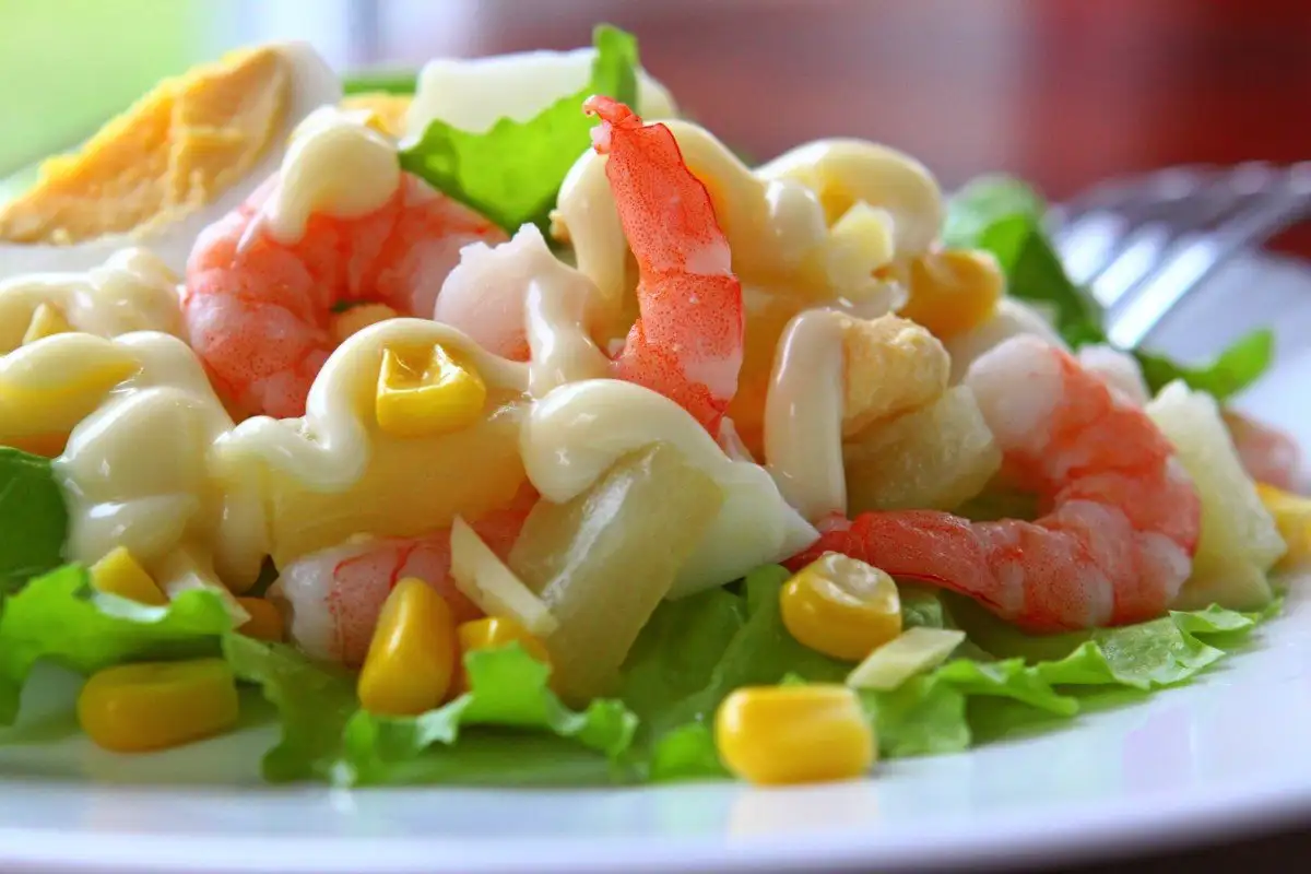 Jouluinen salaatti kiinankaalista, katkaravuista ja ananaksesta – vieraita ei voi vastustaa tätä makuyhdistelmää