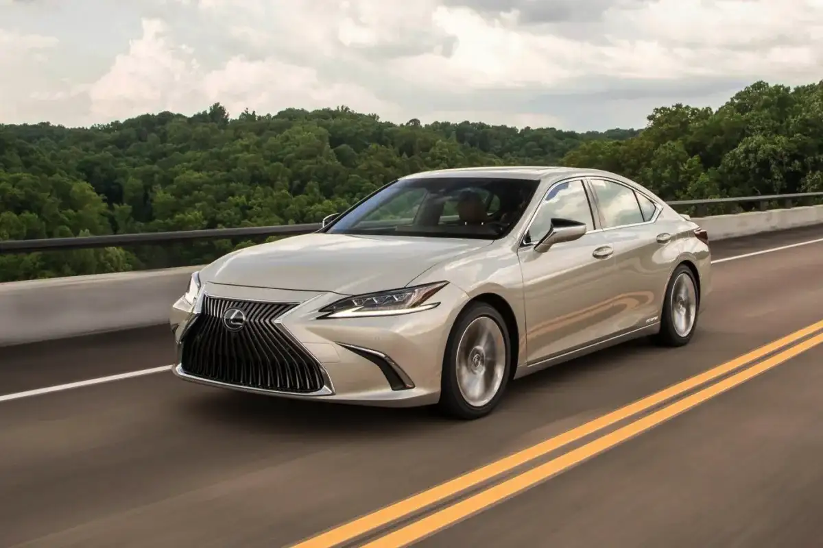 Ei ole vertaa luotettavuudessa: asiantuntijat nimesivät "kuolemattoman" käytetyn hybridin – Lexus ES 300h