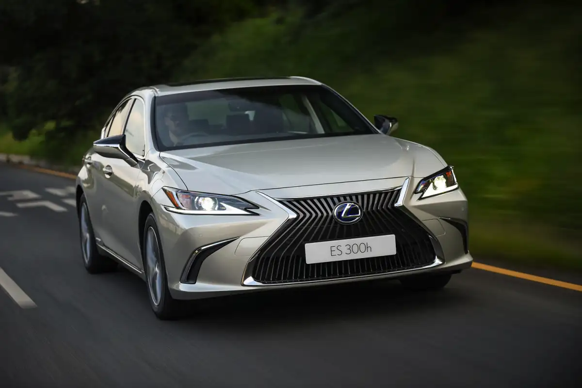 Ei ole vertaa luotettavuudessa: asiantuntijat nimesivät "kuolemattoman" käytetyn hybridin – Lexus ES 300h