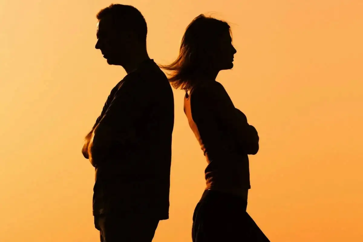 8 asiaa, joita miehet tekevät, kun ovat jo päättäneet erosta – mutta eivät vielä sano sitä ääneen