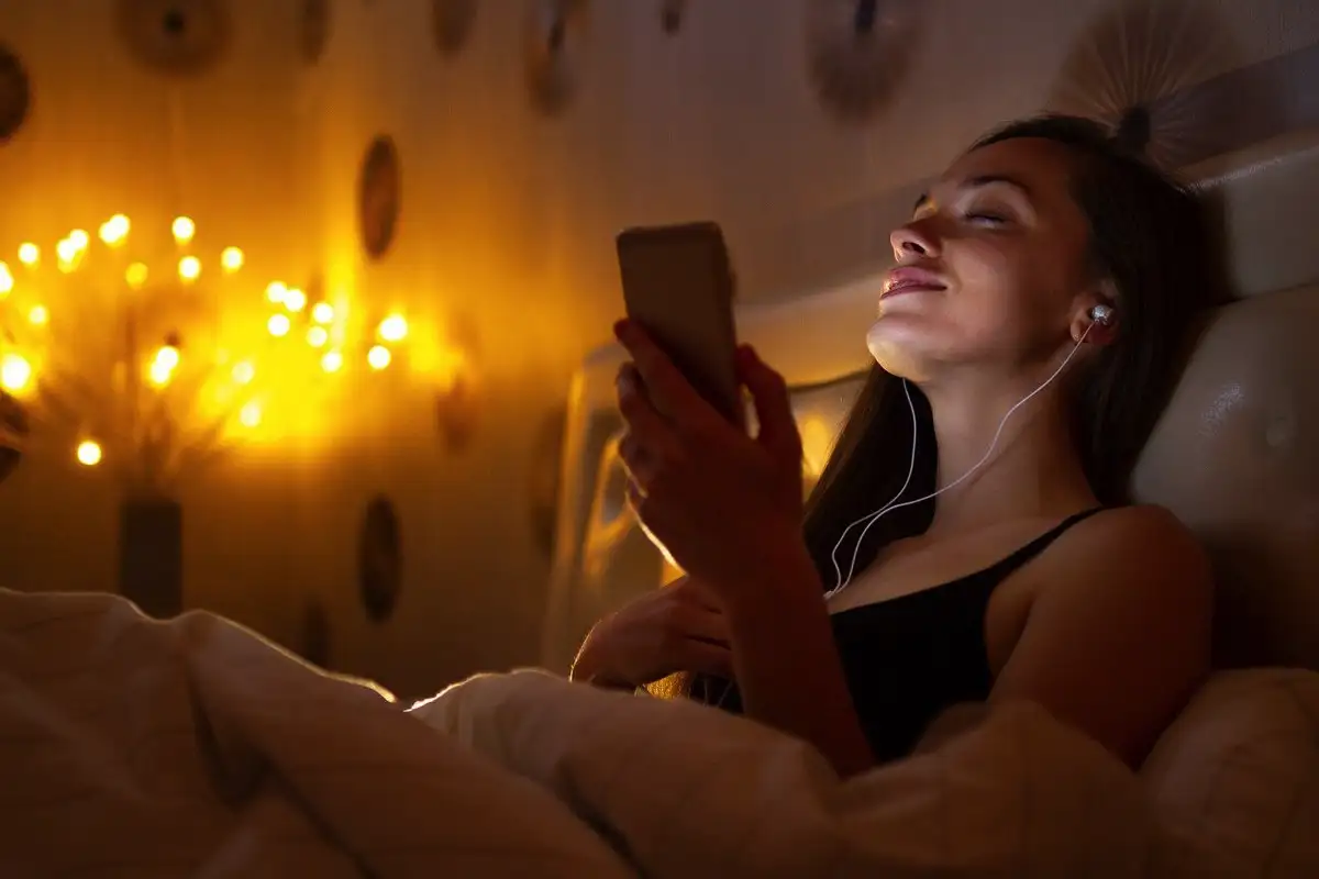 Elämänkokeilu: kuinka yritin nukahtaa nopeammin luonnon äänillä – lintujen laulu, veden solina, sateen kohina ja tulen rätinä