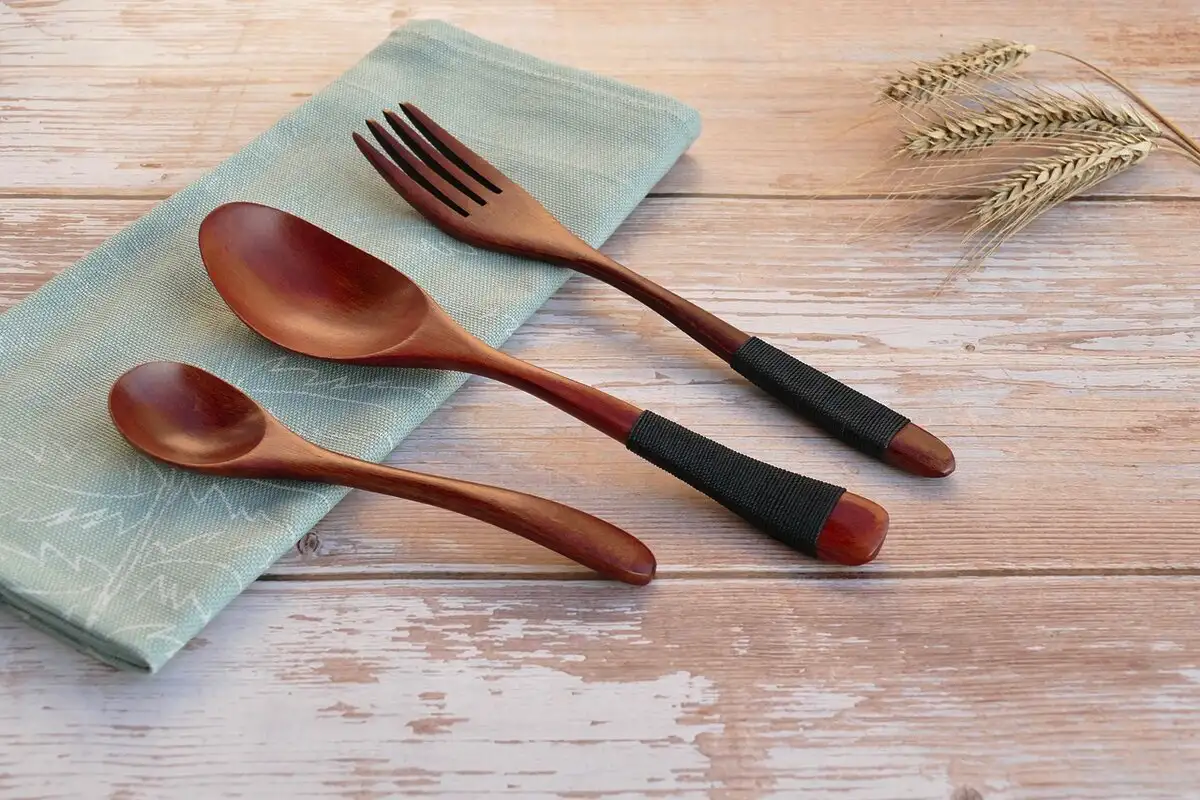 Puulusikat keittiössä: onko niillä turvallista kokata – ja miksi ne ovat parempia kuin luulet