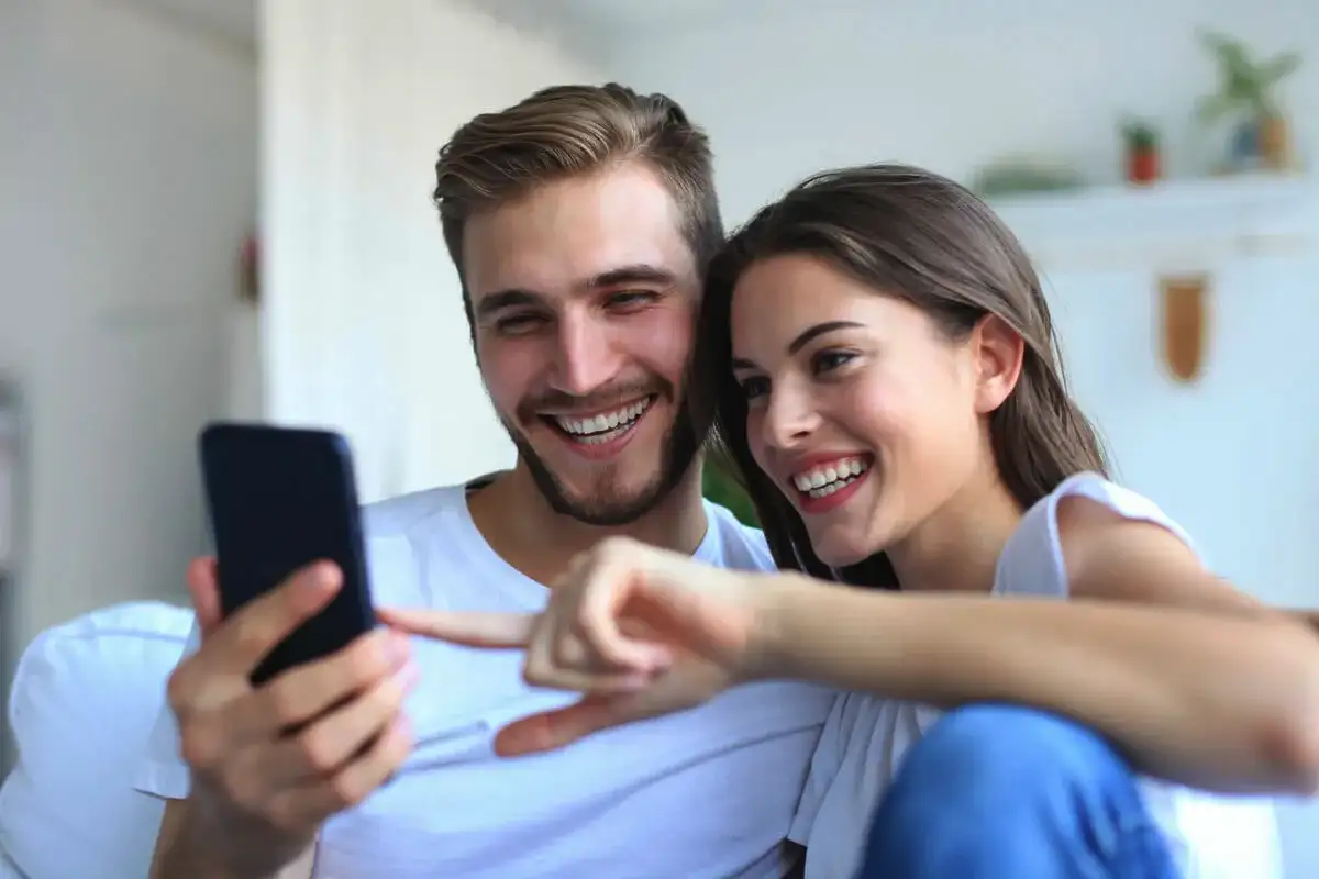 4 viestiä, jotka saavat hänet tuntemaan rakkautesi – ja pitävät liekin elossa