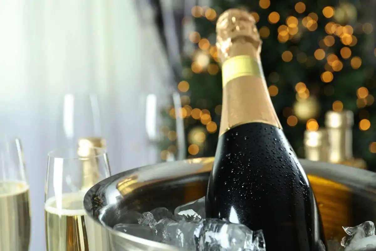 Miten valita hyvä samppanja ja prosecco uudeksi vuodeksi 2026 – kuohuviinin ostajan täydellinen opas